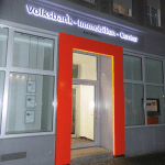 Volksbank Immobilien Center, Hattingen - Eingang - Überbau - Nachtansicht