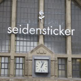 Neuer Leuchtschriftzug der Bielefelder Firma Seidensticker GmbH