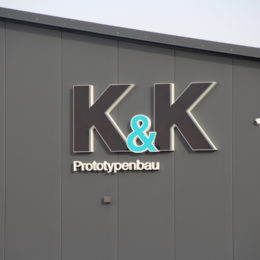 Eine große Werbeanlage bewirkt schon von weitem eine hohe Sichtbarkeit - K&K Prototypenbau GmbH