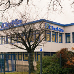 Strahlende Präsenz in Bielefeld. Lichtwerbung für  „DeKa Kunststoffenster GmbH“