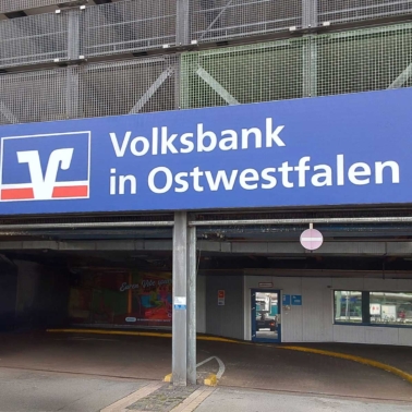 Bannerwerbung der Volksbank in Ostwestfalen am Parkhaus in Bielefeld Volksbank-in-Ostwestfalen_Bielefeld_Apcoa-Parkhaus_Banner