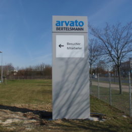 Arvato - Aufstellung der beiden Pylone