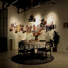 Historienstrahl, bestehend aus 30 Sechsecken je 350 x 350 mm aus 3 mm Forex print, 4-Farbdirektdruck, Wandmontage, zusätzlich 10 geplottete Texte aus schwarz matter Folie Historienstrahl, bestehend aus 30 Sechsecken je 350 x 350 mm aus 3 mm Forex print, 4-Farbdirektdruck, Wandmontage, zusätzlich 10 geplottete Texte aus schwarz matter Folie