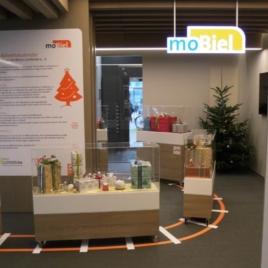 Digitaldruck / Folienplot „Bahnschienen“ auf „Texwalk“, rutschfester, aber gut ablösbarer Hochleistungsfolie. moBiel - Bahnschienen