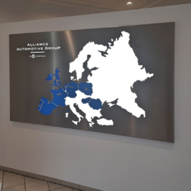 Leuchtende Europakarte mit den Standorten der Alliance Automotive Group – stilvoll in Szene gesetzt durch unsere Lichtwerbung am Standort Münster. Leuchtendes Wanddisplay mit Europakarte und markierten Ländern, in denen die Alliance Automotive Group vertreten ist.