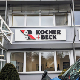 Fertiger 3D-Leuchtschriftzug mit dem Kocker & Beck-Logo für Außenwerbung. Fertiger 3D-Leuchtschriftzug mit dem Kocker & Beck-Logo, bereit für den Einsatz als Außenwerbung.